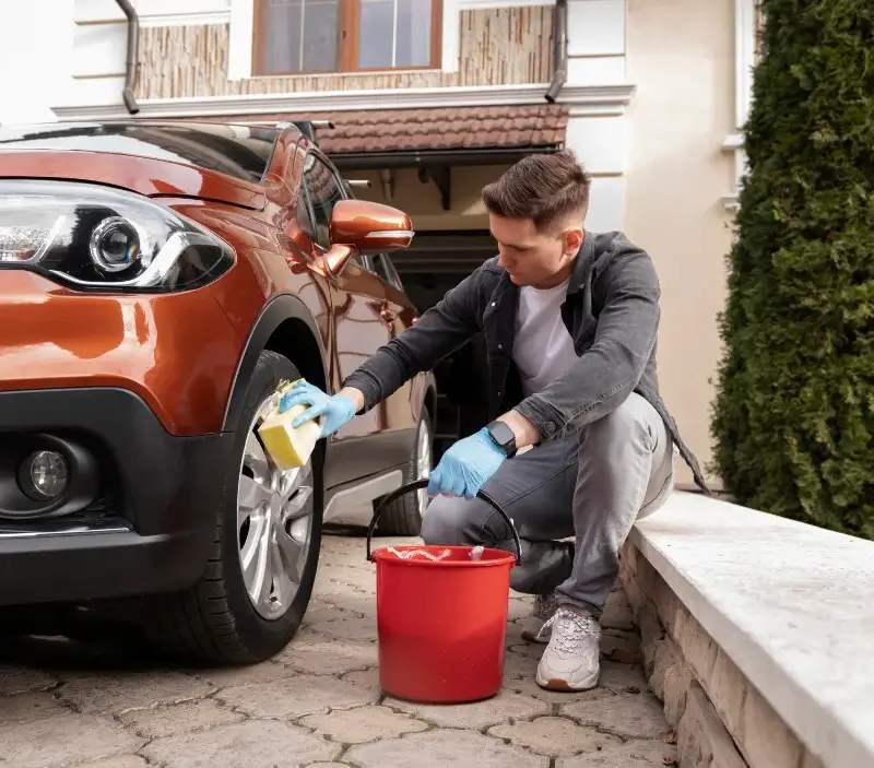 Lavage auto à domicile Moulins-sur-Yèvre : professionnel intervenant sur un véhicule